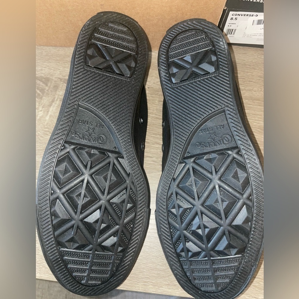 ❇️NWT❇️Converse Classic Low Canvas Sneakers - Picture 4 of 7
